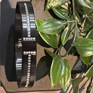 H bangle bracelet in black stainless with cz